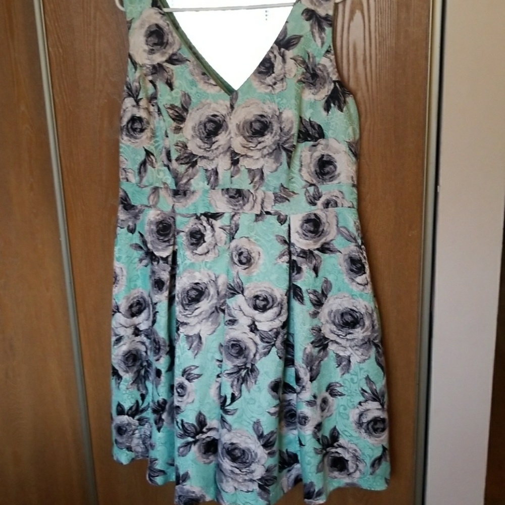 City Chic Minty/Turquoise Dress, SIZE M
